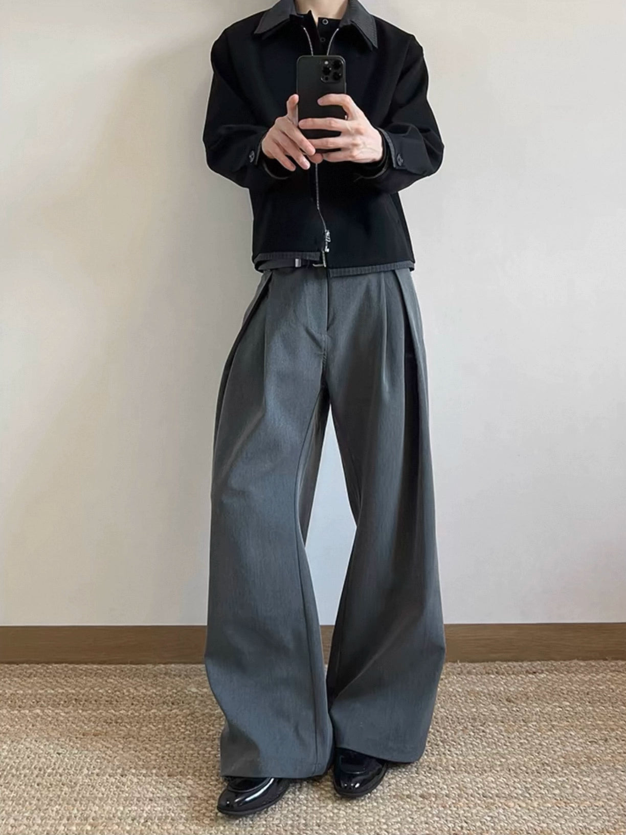 Men’s Modern Wide-Leg Pleated Trousers with Belt Detail – Charcoal Gray for Men & Women