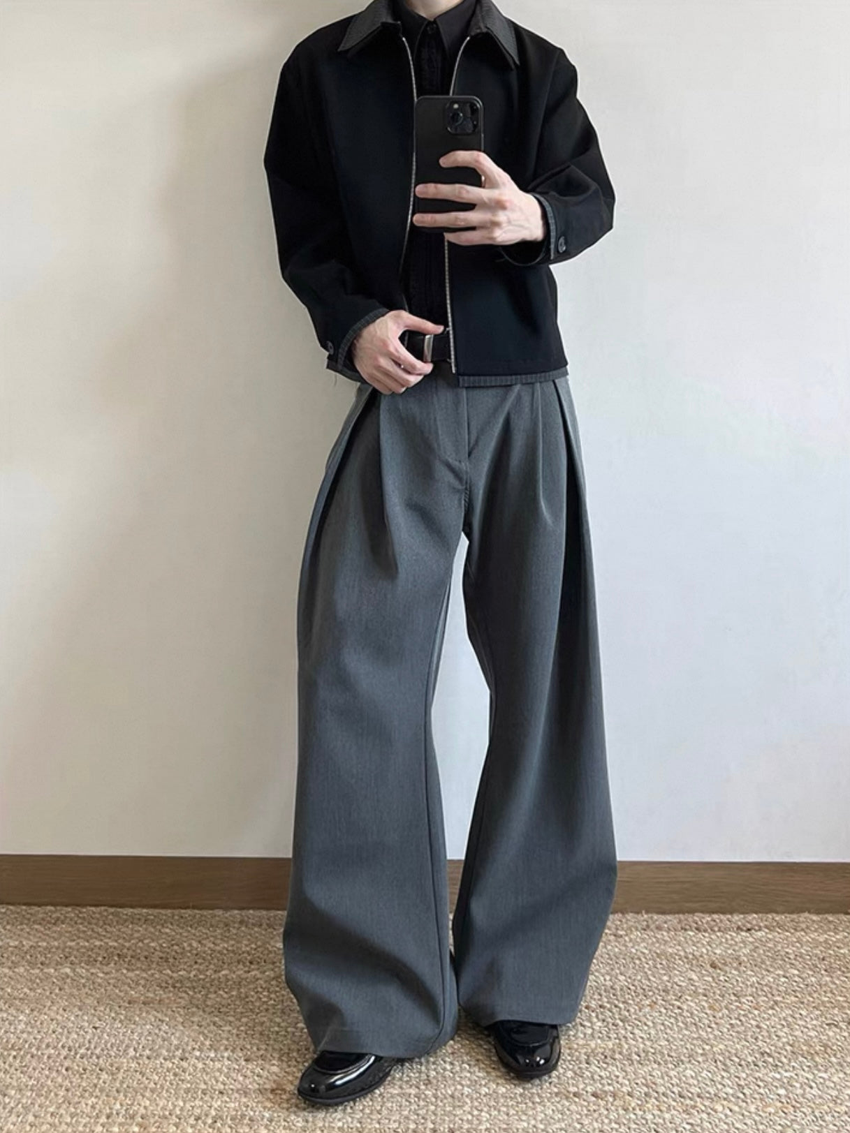 Men’s Modern Wide-Leg Pleated Trousers with Belt Detail – Charcoal Gray for Men & Women
