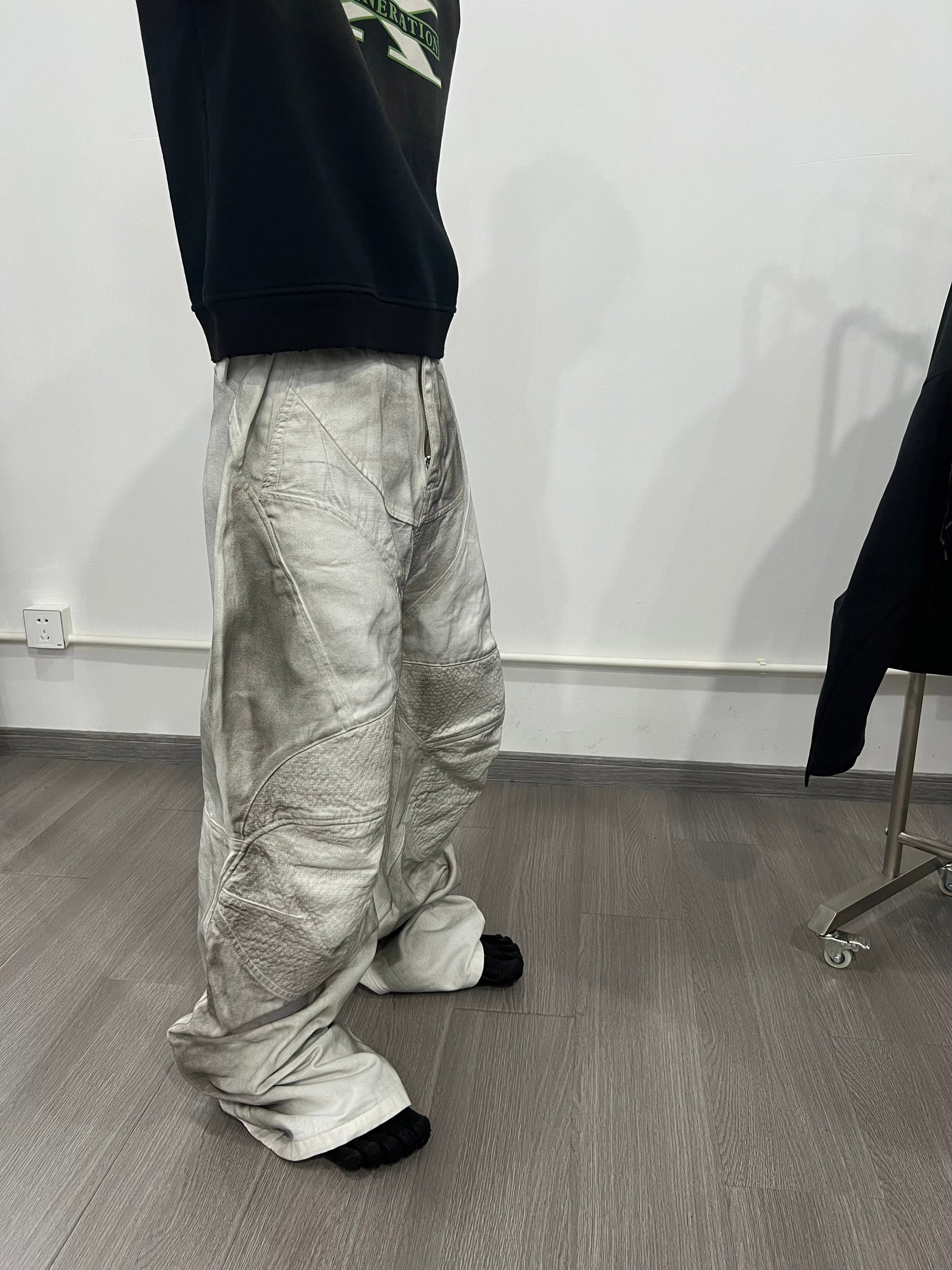 Rubbed Dirty Distressed White Biker Style Pleated Silhouette Wide-Leg Casual Denim Trousers for Men